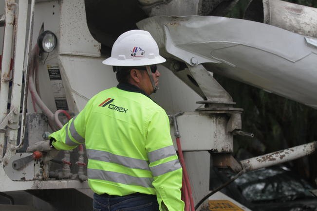 Producto internacional. El director de Ingenieros Civiles dice que Cemex se enfoca al mercado internacional porque en México el cemento es 15% más caro que en EU (CÉSAR GÓMEZ. EL UNIVERSAL)