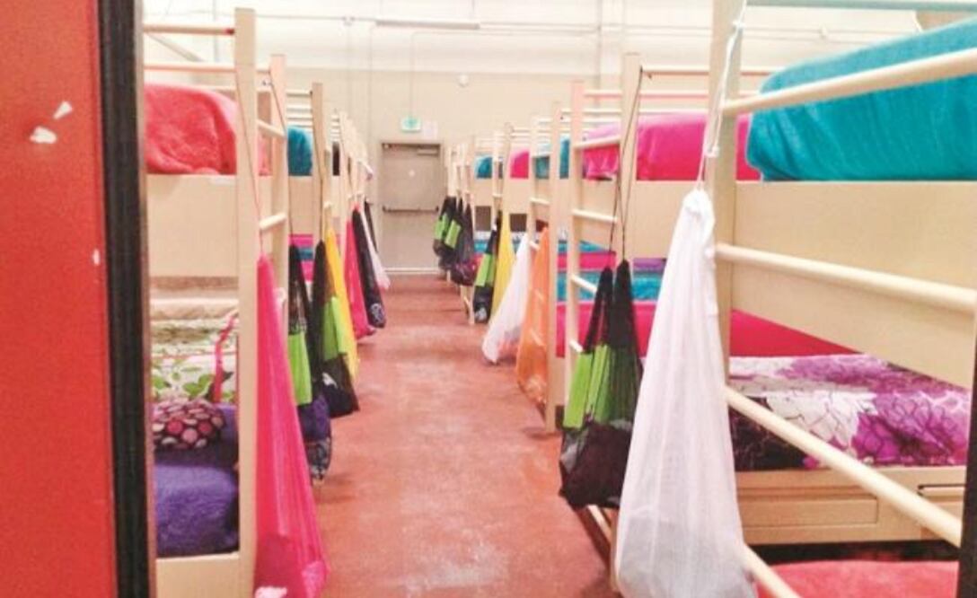 Un ejemplo. Una habitación grupal en la base de Port Hueneme, donde originalmente se hospedaban reservistas antes de partir a Irak. (CORTESÍA)