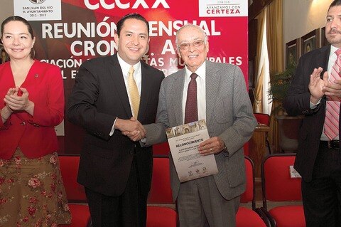  Reconocen el trabajo de cronista 