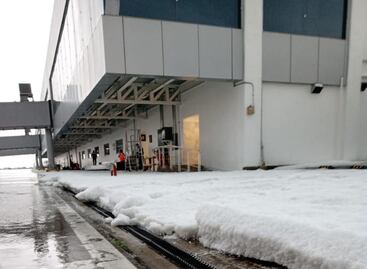 Granizo cubre de blanco el Aeropuerto de Querétaro
