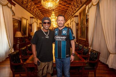 Aficionados queretanos reciben con cariño a Ronaldinho