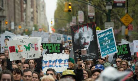 Miles de personas en la Marcha por la Ciencia en Washington