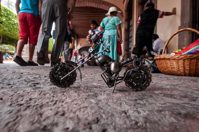 Benjamín señala que en temporada baja llega a vender sus artesanías a la capital sólo los fines de semana, pero en vacaciones suele quedarse hasta una semana (RICARDO LUGO)