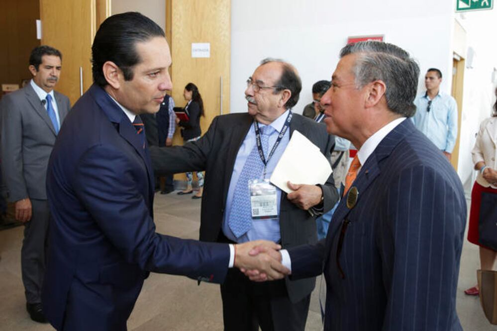 El gobernador Francisco Domínguez Servién y José Antonio Manzanero Escutia, presidente del Colegio Nacional del Notariado Mexicano. (ESPECIAL)