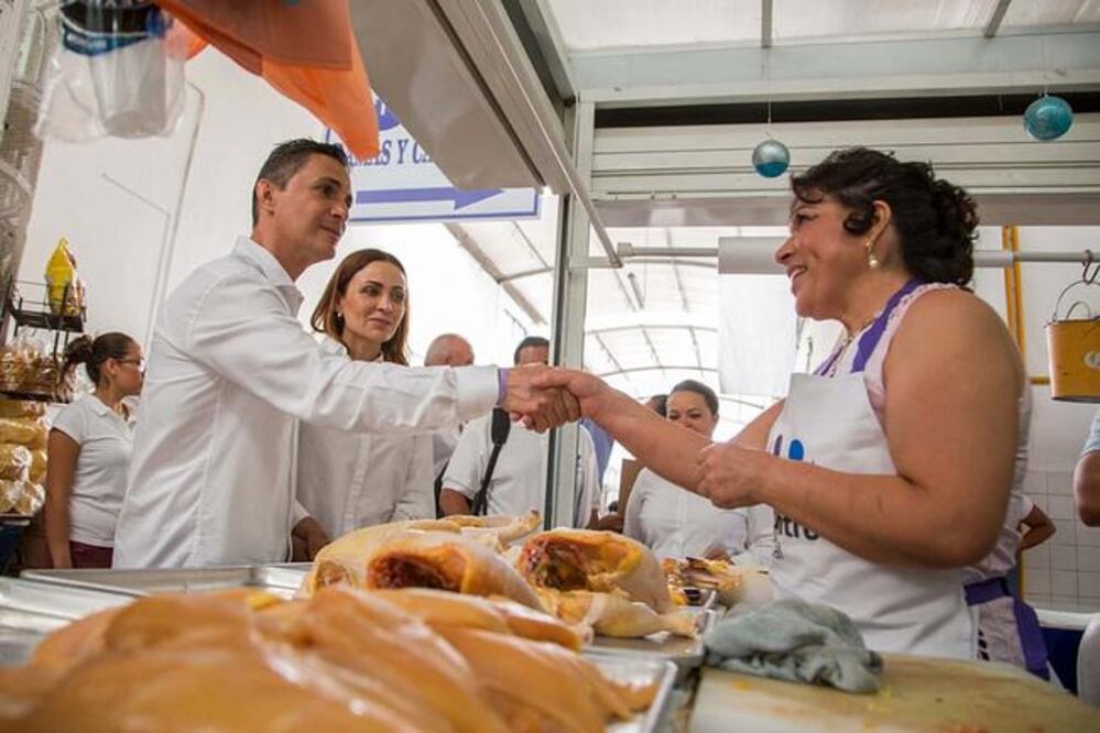 El candidato a la alcaldía de Querétaro, Adolfo Ríos, visitó el mercado Hidalgo, donde propuso analizar la condonación de licencias a locatarios de tercera edad. / Foto: Especial