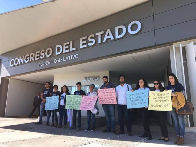 Estudiantes de la UAQ se manifiestan en el Congreso