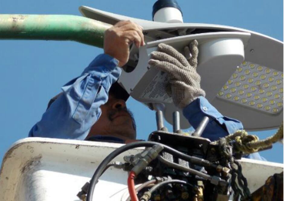 Cambian más de mil luminarias