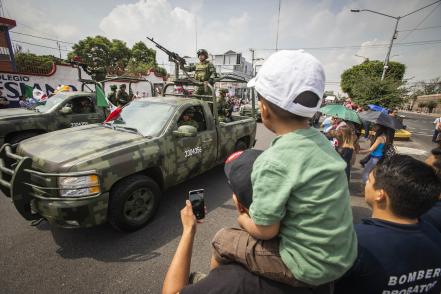 Queretanos se emocionan con desfile militar