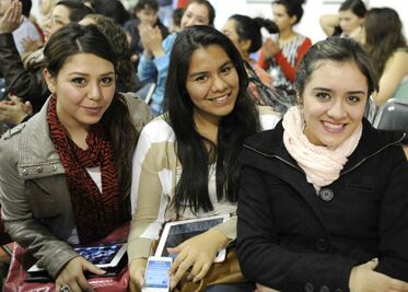 Dan bienvenida a alumnos