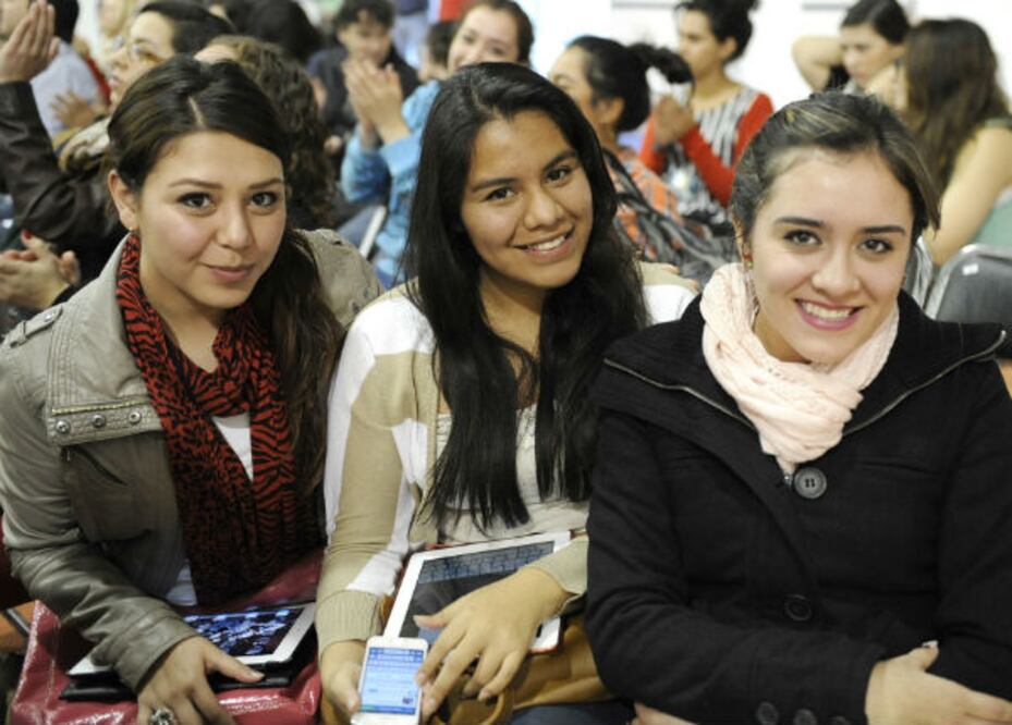 Dan bienvenida a alumnos