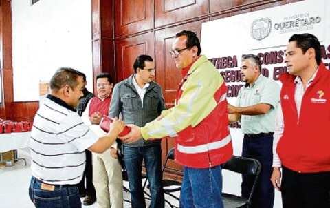 Capacitan a 140 comerciantes en Protección Civil