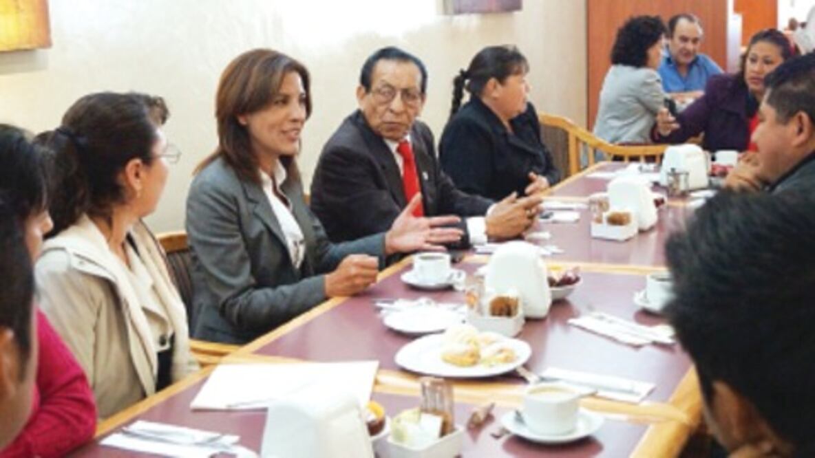 Estrechan lazos edil y comerciantes