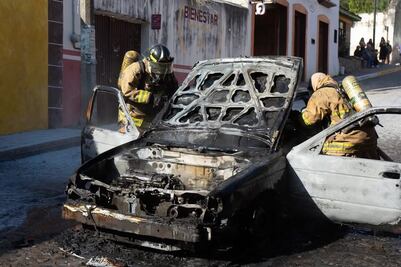 Se incendia vehículo en la cabecera municipal de Landa de Matamoros