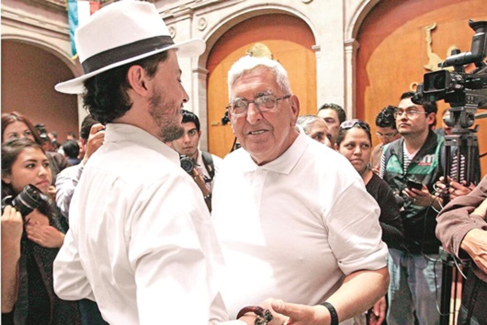 Recibe indulto ex líder barzonista