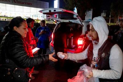 Claudio y su familia reparten cenas solidarias afuera de los hospitales