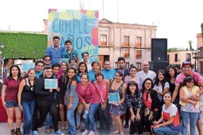 Llevan a evento de radio y tv a jóvenes