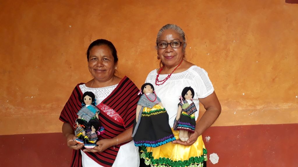 Tenchita, una muñeca de tela que porta con orgullo el traje de gala otomí. Foto: Rocío G. Benítez