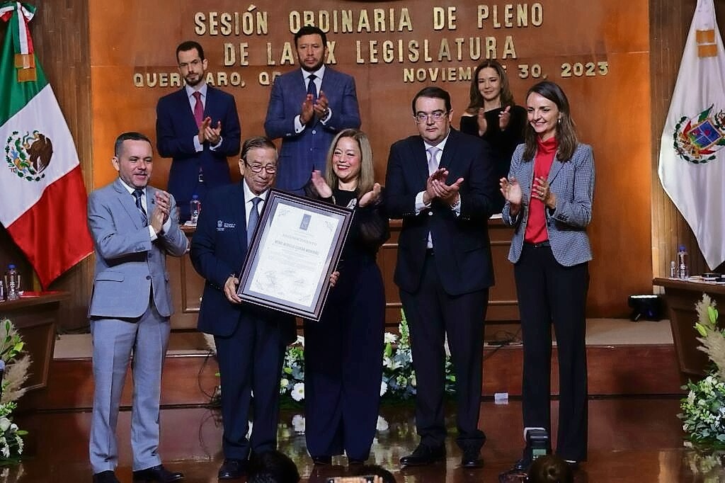 Dan reconocimiento al Maestro Aurelio Olvera