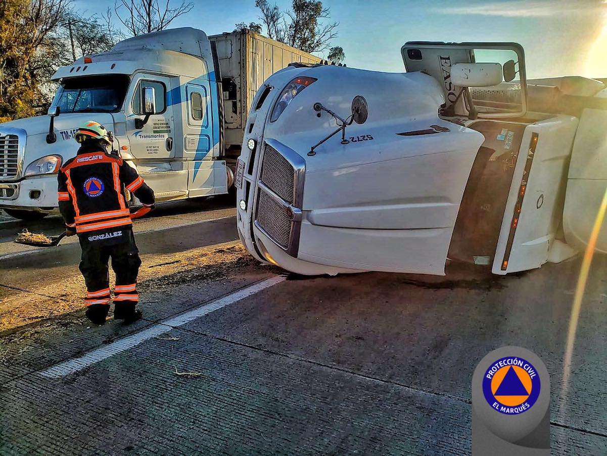 Caos en la carretera 57 por volcadura de tráiler; piden tomar vías alternas