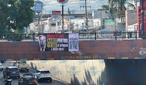 Aparecen mantas contra Rocha Moya y Morena en distintos puntos de Querétaro