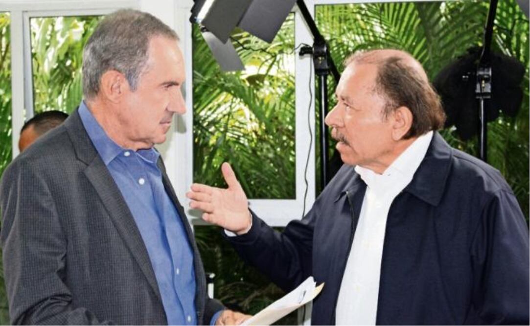 El presidente de Nicaragua Daniel Ortega (derecha), durante una entrevista con el periodista Andrés Oppenheimer de la cadena CNN, ayer en Managua, en la que afirmó buscar una salida a las protestas contra su gobierno / Foto: EFE
