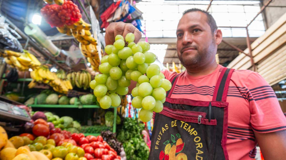 Ofrecen uvas para recibir al Año Nuevo