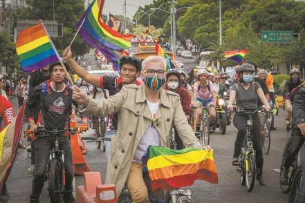 Protagonizan “marcha de lluvia y resistencia”