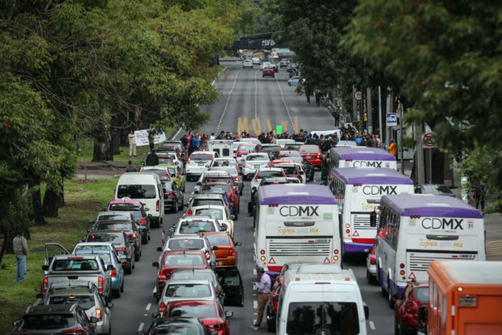 Cientos de automovilistas resultaron afectados por la toma de Calzada de Tlalpan por la mañana del jueves; llegaron tarde a sus centros de trabajo y escuelas. / Foto: Juan Carlos Reyes