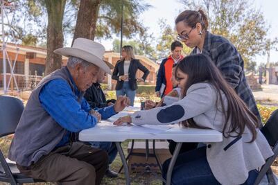 Entregan apoyos a productores en El Marqués