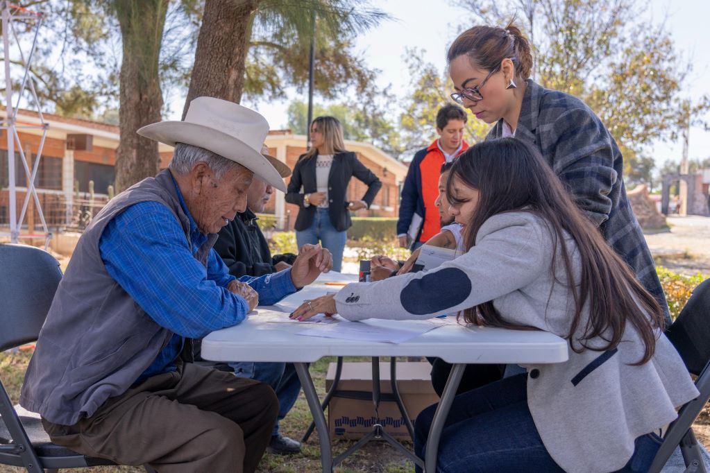 Entregan apoyos a productores en El Marqués. Foto: Especial