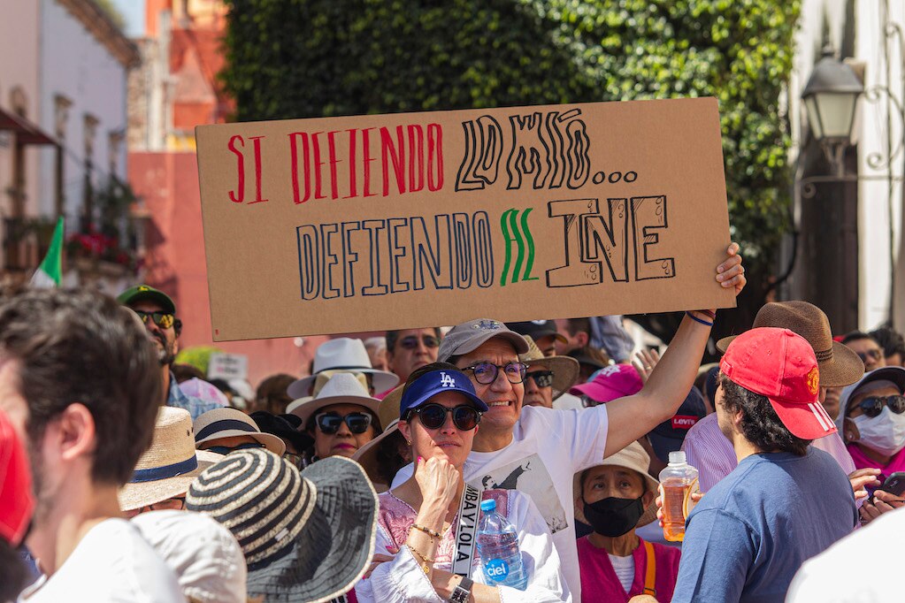 "Si defiendo lo mío, defiendo al INE", claman desde Querétaro
