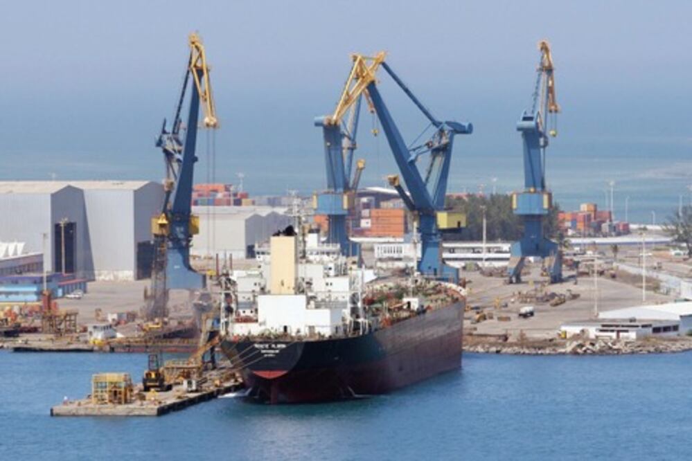 Desvía burocracia a cargueros de puertos nacionales, alertan