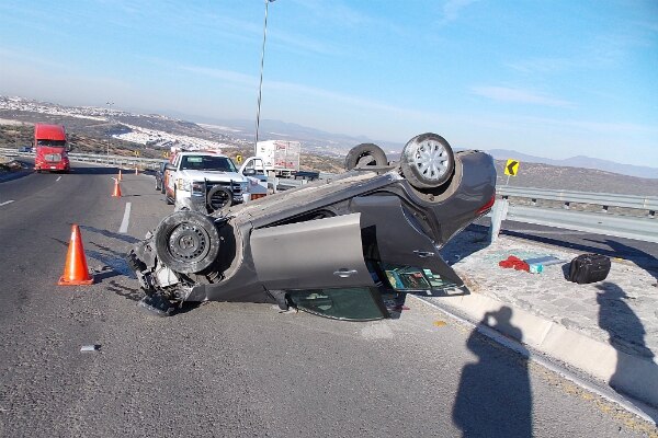Vuelca auto en el Fray Junípero Serra