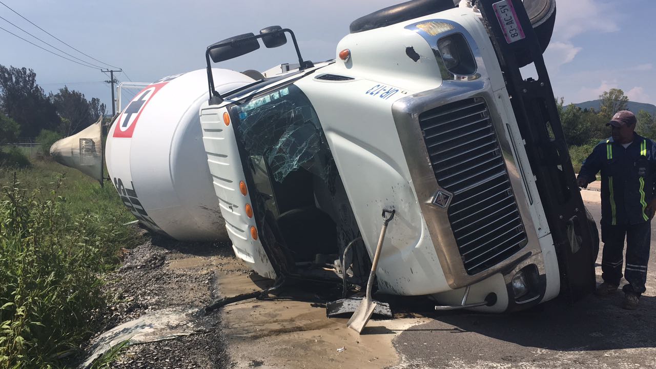 Vuelca revolvedora de concreto en carretera a Huimilpan