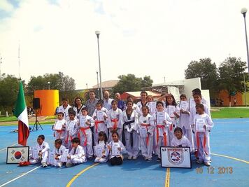 Taekwondoínes reciben certificados