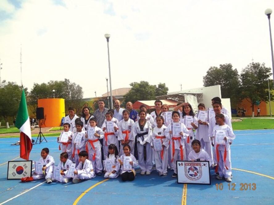 Taekwondoínes reciben certificados