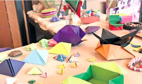 Ernesto promueve el origami como arte
