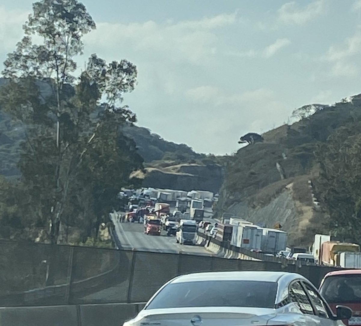 Autopista México-Querétaro está cerrada a la circulación por accidente