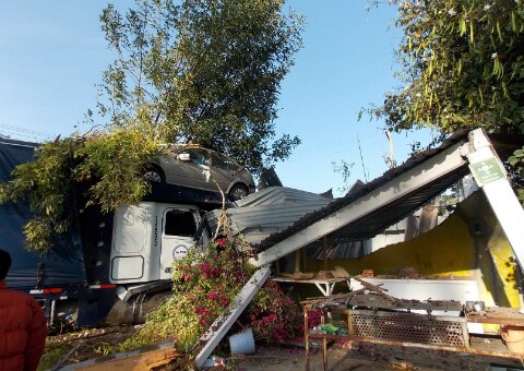 Tráiler se sale del camino 