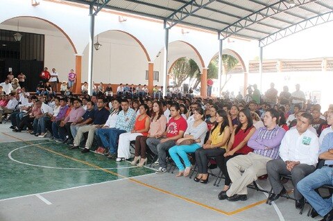 Entregan créditos a jóvenes serranos