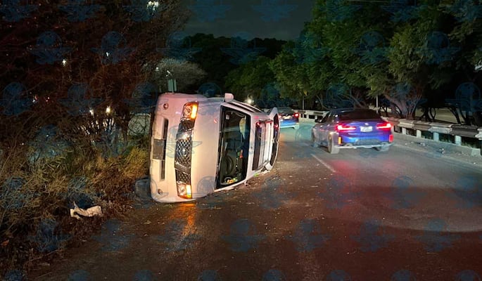 Camioneta vuelca en inmediaciones de la Terminal de Autobuses de Querétaro