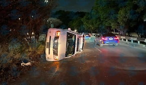 Camioneta vuelca en inmediaciones de la Terminal de Autobuses de Querétaro
