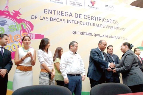 Entregan becas para viajes al extranjero