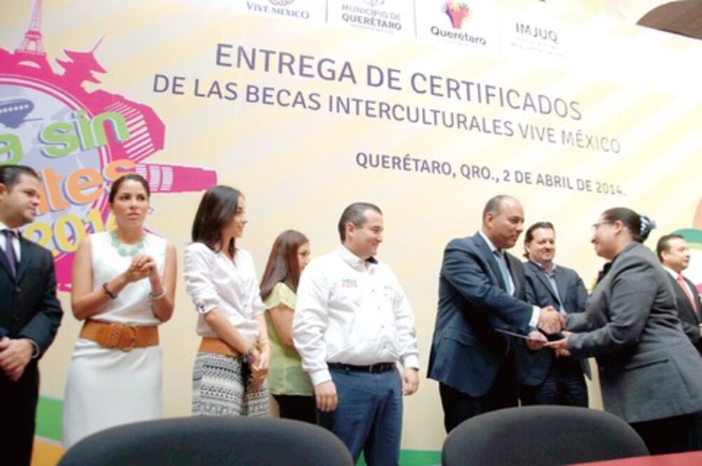 Entregan becas para viajes al extranjero
