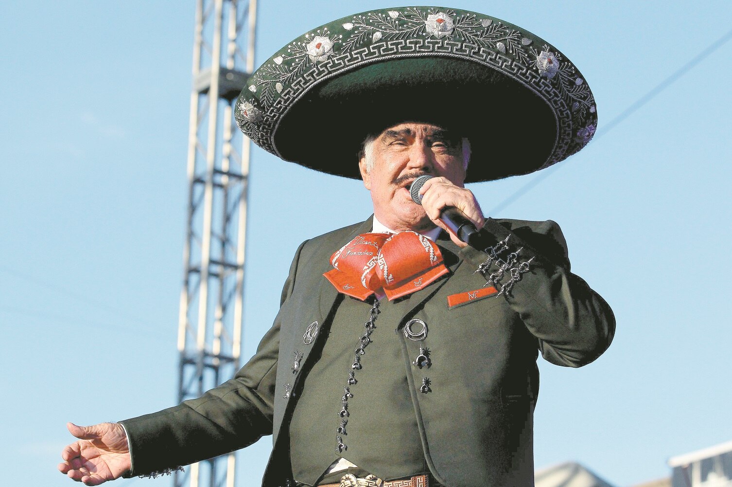 Exhiben a Vicente Fernández tocando el pecho de una joven
