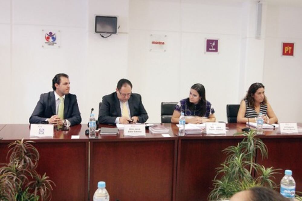 Rechazan partidos omisión de foto 