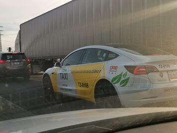 Video. Convierten auto Tesla en taxi y se vuelve viral; ofrece servicios en Querétaro