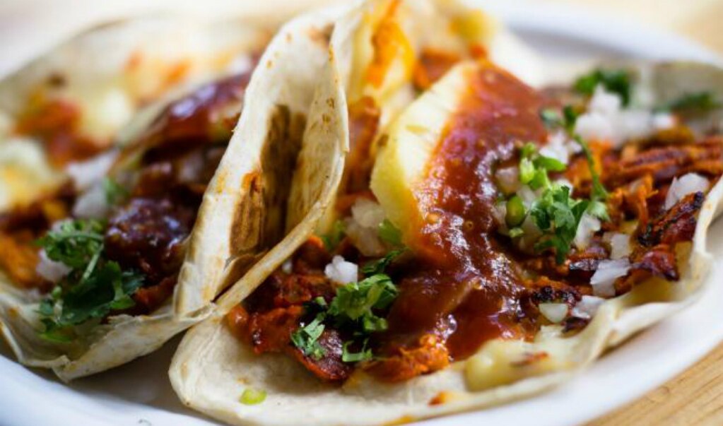 ¡Feliz Día del Taco! Plato, cuchara, comida y símbolo mexicano