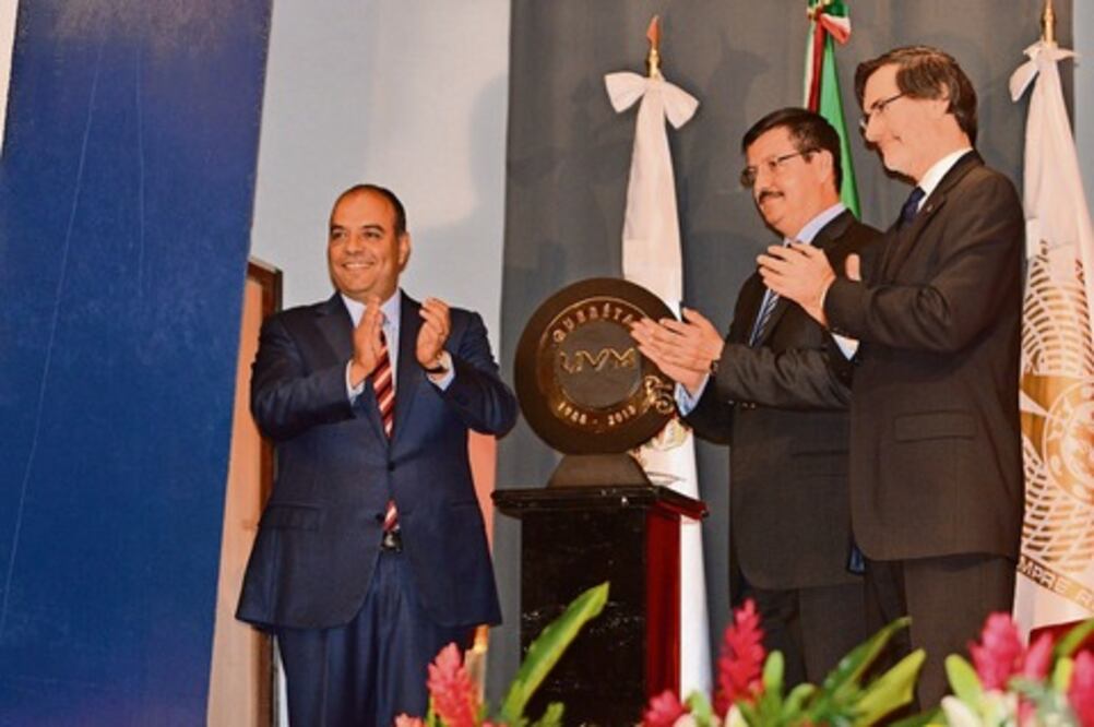 Celebra la UVM un cuarto de siglo