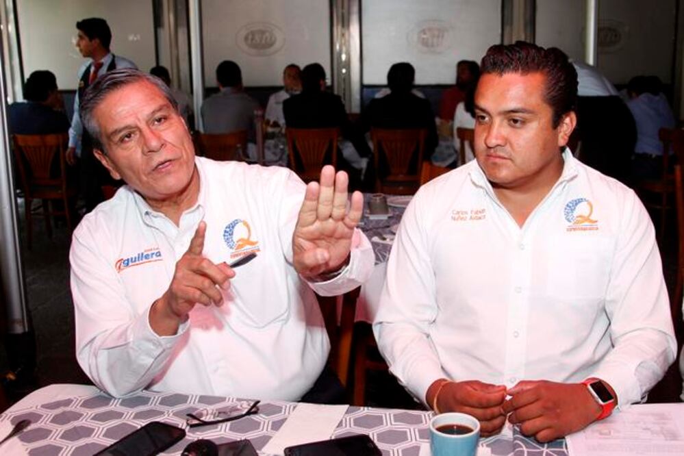 El presidente del Consejo Político de Convergencia Querétaro, José Luis Aguilera, presentó ante la Fiscalía las denuncias. FOTO: GUILLERMO GONZÁLEZ